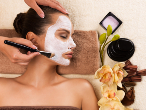 s3-woman-having-a-facial-cosmetic-mask-at-spa-salon-8PFHVXS.jpg